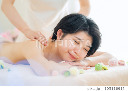 エステサロンでエステを施術してもらう若い女性 105116913