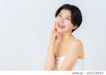 スキンケアをする若い女性 スキンケアをする若い女性 105116950