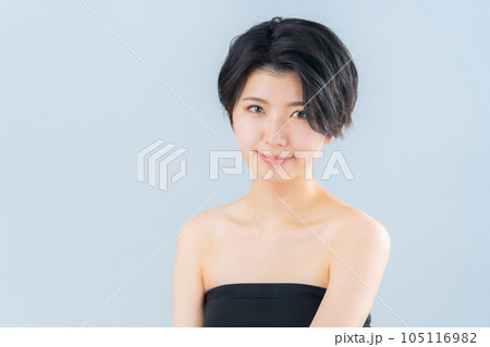 スキンケアをする若い女性 スキンケアをする若い女性 105116982