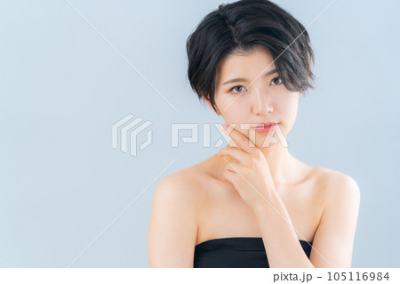 スキンケアをする若い女性 スキンケアをする若い女性 105116984