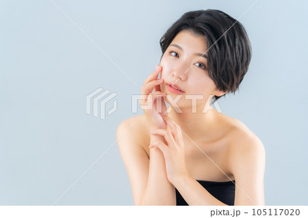 スキンケアをする若い女性 スキンケアをする若い女性 105117020