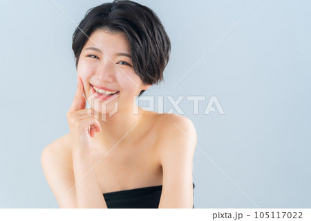 スキンケアをする若い女性 スキンケアをする若い女性 105117022