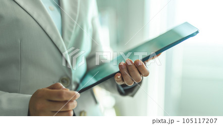 タブレットを持つビジネスウーマン 105117207
