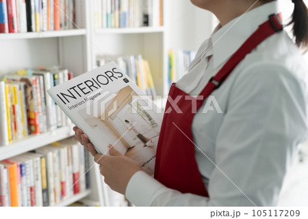 本屋で働く女性 105117209