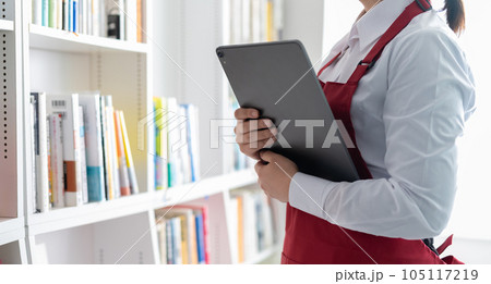 本屋で働く女性 105117219