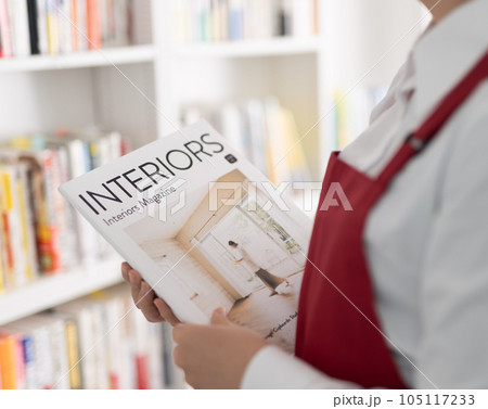 本屋で働く女性 105117233