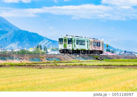 飯山線 農村地帯を走る列車(戸狩野沢温泉-信濃平) 飯山線 農村地帯を走る列車(戸狩野沢温泉-信濃平) 105118097