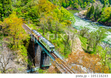 飯山線　千曲川沿いを走る列車（横倉－森宮野原） 105118283