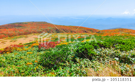 秋の栗駒山登山（中央コースからの眺め） 105118351
