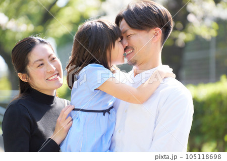 顔を近づけて遊ぶ家族 顔を近づけて遊ぶ家族 105118698