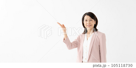 ビジネス　シニア　女性　手かざし 105118730