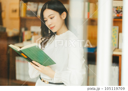 本屋にいる若い女性 105119709
