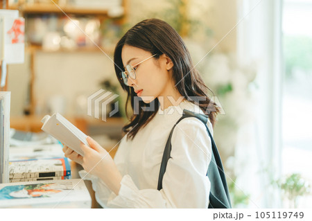 本屋にいる若い女性 105119749