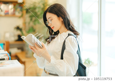 本屋にいる若い女性 本屋にいる若い女性 105119753