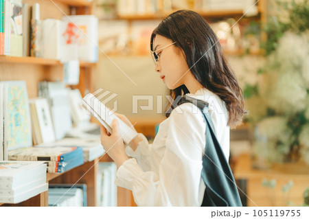 本屋にいる若い女性 105119755