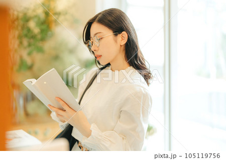 本屋にいる若い女性 105119756