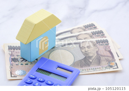 家のミニチュアとお金で、あこがれのマイホームを購入しようとしているイメージ 家のミニチュアとお金で、あこがれのマイホームを購入しようとしているイメージ 105120115