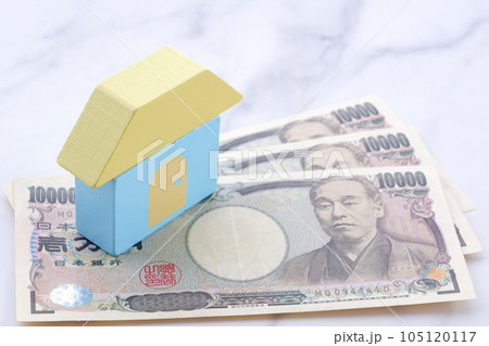 家のミニチュアとお金で、あこがれのマイホームを購入しようとしているイメージ 家のミニチュアとお金で、あこがれのマイホームを購入しようとしているイメージ 105120117