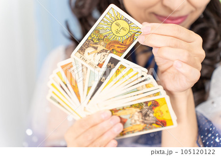 タロットカードを選ぶ占い師 タロットカードを選ぶ占い師 105120122
