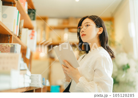本屋にいる若い女性 105120285