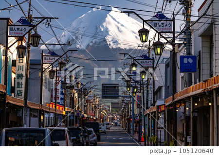 《山梨県》富士山をのぞむ商店街・富士吉田 105120640