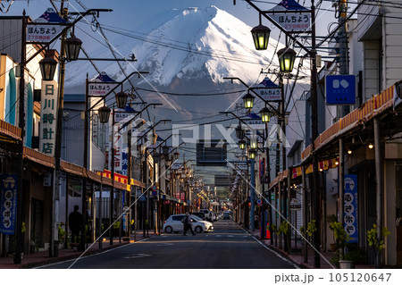 《山梨県》富士山をのぞむ商店街・富士吉田 105120647