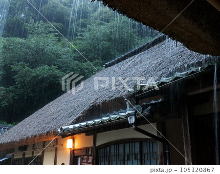 雨の日に訪れた古民家 雨の日に訪れた古民家 105120867