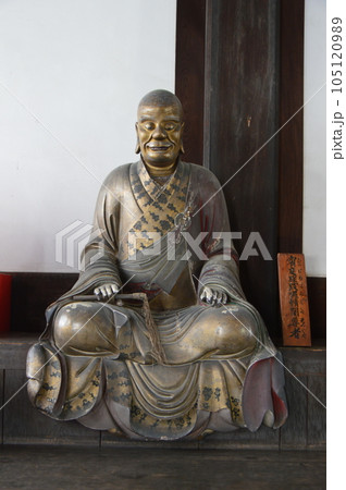 「賓度羅跋羅惰闍(びんどらばらだーじゃ)尊者」の木像（萬福寺･大雄宝殿／京都府宇治市） 105120989