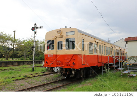 千葉　いすみ　いすみ鉄道国吉駅　保存車両と腕木式信号機 105121156