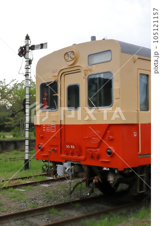 千葉　いすみ　いすみ鉄道国吉駅　保存車両と腕木式信号機 105121157