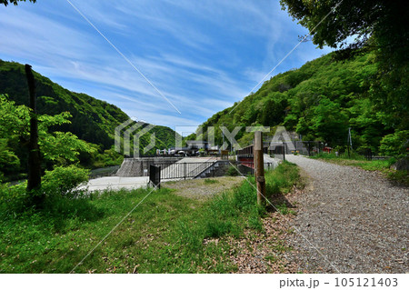 初夏の旧福知山線 廃線を利用したハイキングコース 渓谷とトンネル群 初夏の旧福知山線 廃線を利用したハイキングコース 渓谷とトンネル群 105121403