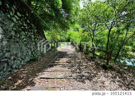 初夏の旧福知山線 廃線を利用したハイキングコース 渓谷とトンネル群 初夏の旧福知山線 廃線を利用したハイキングコース 渓谷とトンネル群 105121413
