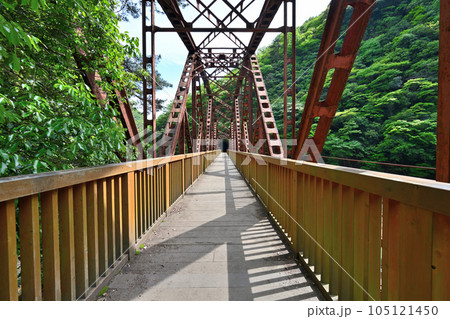 初夏の旧福知山線　廃線を利用したハイキングコース　渓谷とトンネル群 105121450