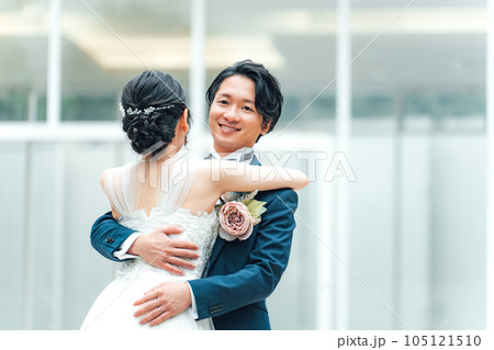 結婚式のセレモニーでファーストミートをする新郎新婦 結婚式のセレモニーでファーストミートをする新郎新婦 105121510