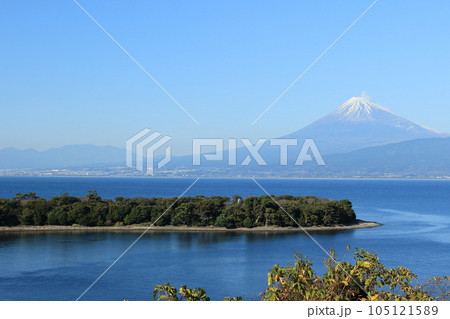 大瀬崎と海越しにのぞむ富士山 105121589
