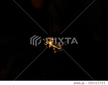 夏の風物詩の線香花火 105121721