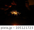 夏の風物詩の線香花火 105121723