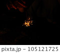 夏の風物詩の線香花火 105121725