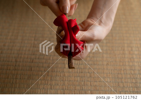 茶道（袱紗で茶匙を拭く女性） 105121762