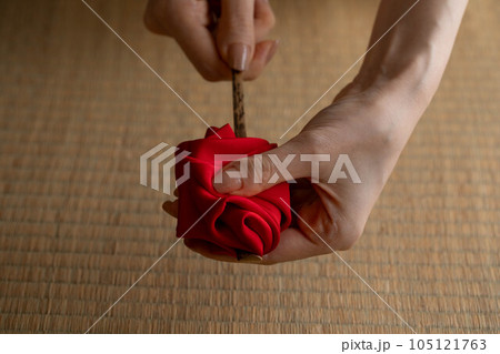 茶道(袱紗で茶匙を拭く女性) 茶道(袱紗で茶匙を拭く女性) 105121763