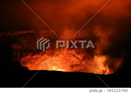 夜のハレマウマウ火口 キラウエア火山 ハワイ火山国立公園 夜のハレマウマウ火口 キラウエア火山 ハワイ火山国立公園 105121780