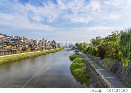 初夏の京都　四条大橋からの眺め　鴨川納涼床 105122169