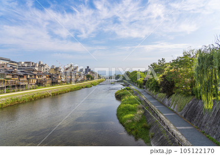 初夏の京都　四条大橋からの眺め　鴨川納涼床 105122170