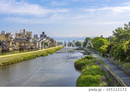 初夏の京都　四条大橋からの眺め　鴨川納涼床 105122172