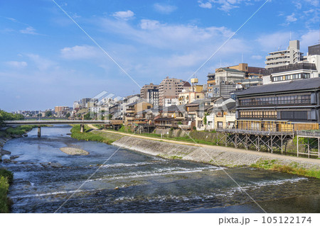 初夏の京都 四条大橋からの眺め 鴨川納涼床 初夏の京都 四条大橋からの眺め 鴨川納涼床 105122174
