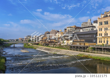 初夏の京都 四条大橋からの眺め 鴨川納涼床 初夏の京都 四条大橋からの眺め 鴨川納涼床 105122175