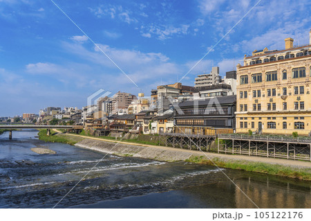 初夏の京都　四条大橋からの眺め　鴨川納涼床 105122176