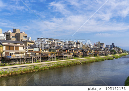 初夏の京都 四条大橋からの眺め 鴨川納涼床 初夏の京都 四条大橋からの眺め 鴨川納涼床 105122178