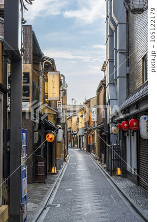 風情を感じる京都の先斗町 風情を感じる京都の先斗町 105122179