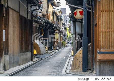 風情を感じる京都の先斗町 105122192